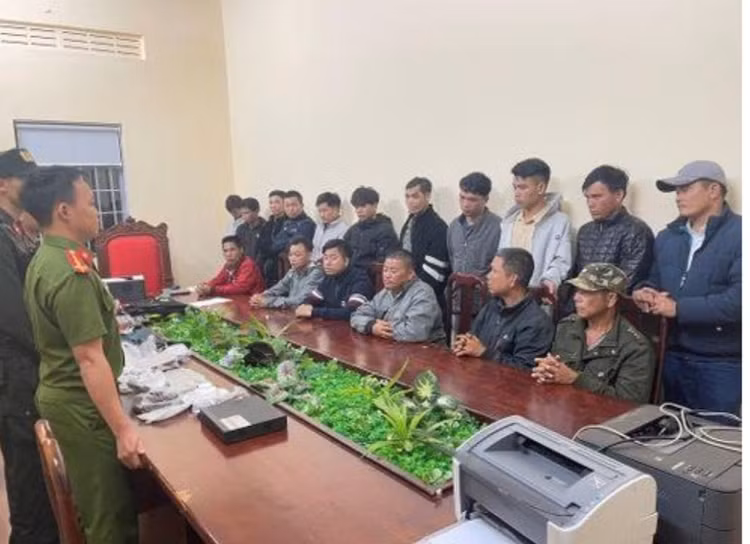 Các đối tượng đánh bạc trong hội chợ tại xã Ea Phê.