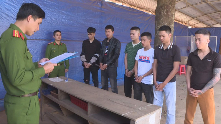 Công an tỉnh Đắk Lắk thi hành quyết định bắt tạm giam 4 tháng đối với 6 đối tượng để điều tra về hành vi giết người.