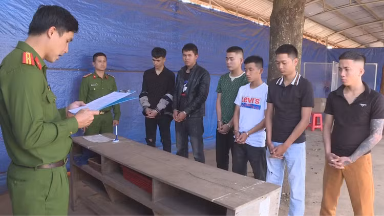 Công an tỉnh Đắk Lắk thi hành quyết định bắt tạm giam 4 tháng đối với 6 đối tượng để điều tra về hành vi giết người.