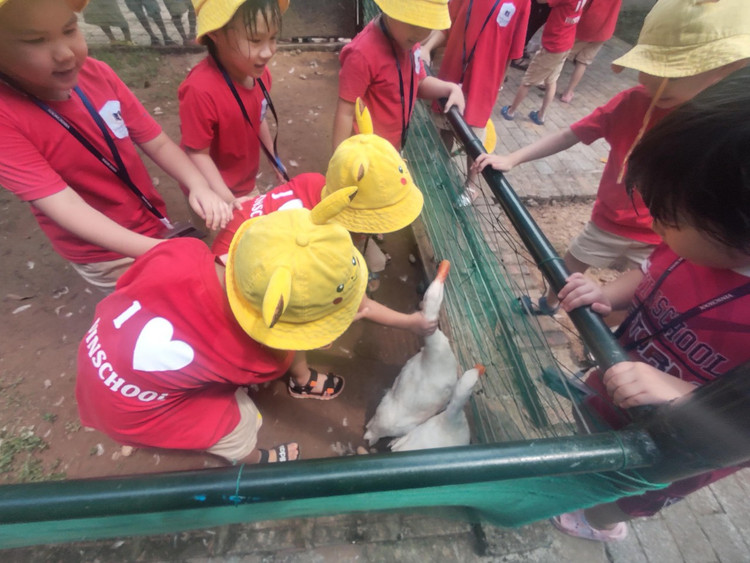 CÁc bạn nhỏ thích thú tham gia hoạt động