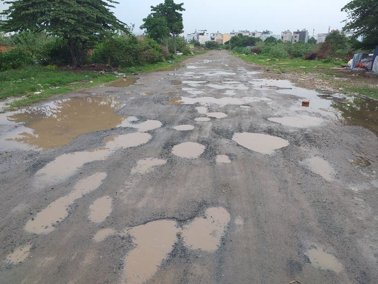 Con đường có nhiều… “hố bom”! ảnh 1