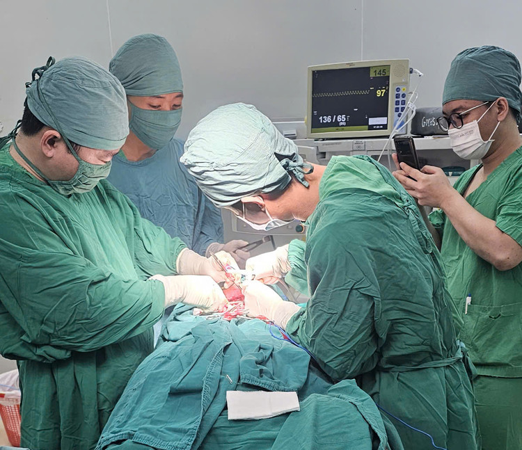 Bệnh nhân đang được các bác sĩ phẫu thuật tái tạo cánh mũi. Ảnh BVCC