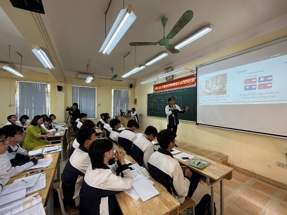 Học sinh trình bày dự án tại tiết dạy mẫu môn Tin học lớp 10 - Bộ sách Cánh Diều.