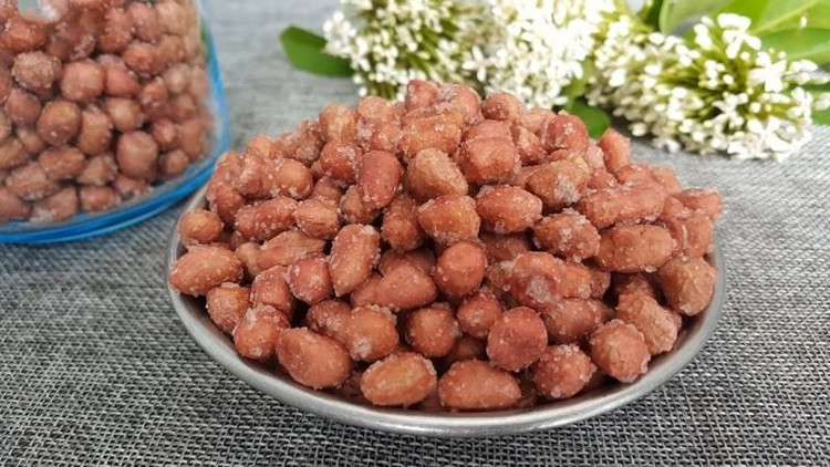 Không nên ăn quá nhiều loại thực phẩm này bởi đậu phộng rang chứa nhiều chất béo và calo nên dễ dẫn đến xơ cứng động mạch. Ảnh minh họa