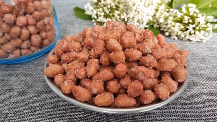 Không nên ăn quá nhiều loại thực phẩm này bởi đậu phộng rang chứa nhiều chất béo và calo nên dễ dẫn đến xơ cứng động mạch. Ảnh minh họa