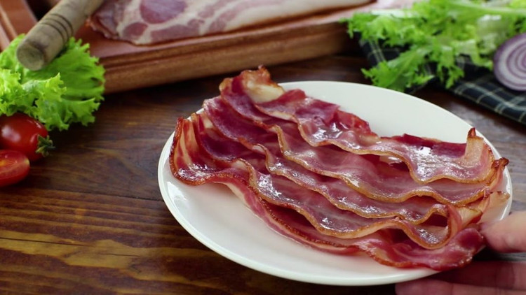 Các sản phẩm thịt chế biến thường có hàm lượng axit béo bão hòa và muối rất cao. Điều này có thể dẫn đến tăng nguy cơ mắc các bệnh tim mạch và cao huyết áp. Ảnh minh họa