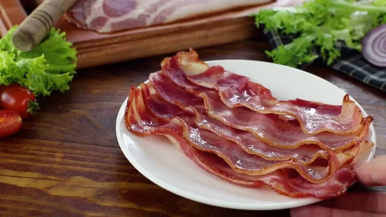 Các sản phẩm thịt chế biến thường có hàm lượng axit béo bão hòa và muối rất cao. Điều này có thể dẫn đến tăng nguy cơ mắc các bệnh tim mạch và cao huyết áp. Ảnh minh họa
