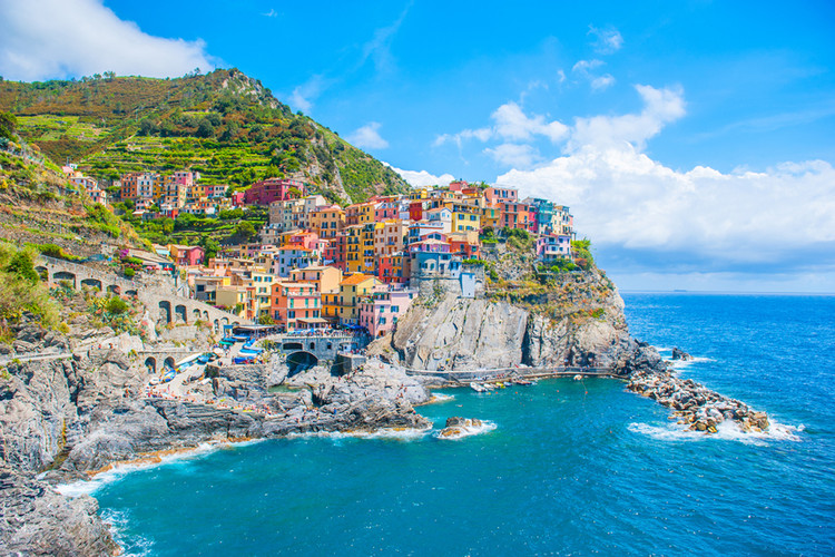 Ngôi làng Cinque Terre nằm dọc bờ biển Niviera của Ý. Những ngôi nhà ở đây được xây trên các vách đá, tạo nên những khối màu sặc sỡ mà lại hài hòa với màu nước biển xanh thẳm. Nét kiến trúc độc đáo của Cinque Terre còn được thể hiện qua hình ảnh các ngôi nhà được nối với nhau bằng những bậc thang nhỏ dẫn xuống biển.