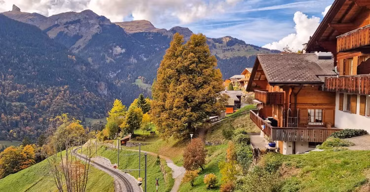 Những ngôi nhà gỗ màu nâu nằm giữa thảm cỏ xanh mướt, được tuyết trắng bao phủ khi đông đến đã tạo nên một khung cảnh quyến rũ, đầy thơ mộng.