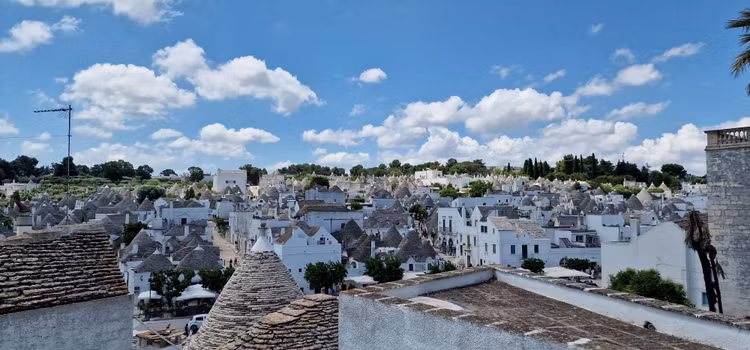 Ở Puglia đất nước Ý có ngôi làng mang tên Alberobello ở thung lũng Itria, tỉnh Bari. Nơi đây nổi tiếng với những ngôi nhà mái hình nón, che phủ trên những bức tường đá vôi trắng xóa mang đậm nét kiến trúc từ xa xưa.