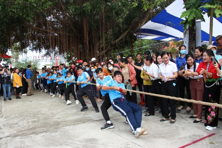 Các em học sinh trên địa bàn thi kéo co (Ảnh: T.H).