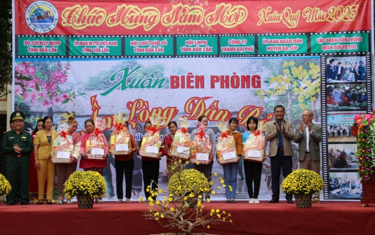 Lãnh đạo tỉnh và đại diện các cơ quan, đơn vị trao quà Tết các gia đình nghèo, khó khăn trên địa bàn xã Ia R’vê (Ảnh: T.H).