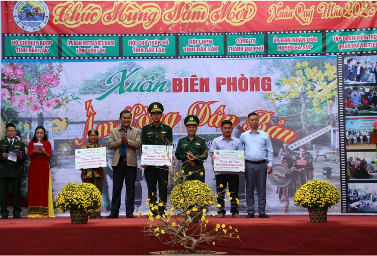 Ban tổ chức đã trao tặng 3 căn nhà (Mái ấm biên cương, nhà Nghĩa tình đồng đội, nhà Đoàn kết Quân – dân) cho những hoàn cảnh đặc biệt khó khăn (Ảnh: T.H).