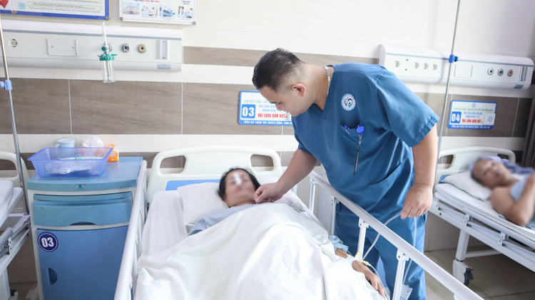 Bác sĩ kiểm tra sức khỏe cho bệnh nhân. Ảnh TTYT huyện Thanh Thủy