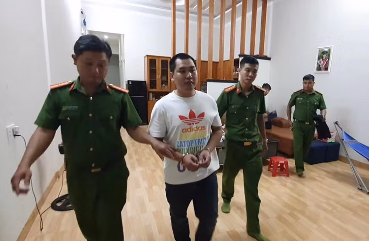 Đối tượng Nguyễn Minh Trúc bị cơ quan công an bắt giữ.