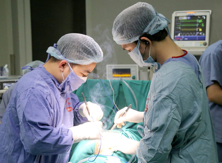 Các bác sĩ Khoa Phẫu thuật ung bướu tiến hành phẫu thuật lấy khối u ra khỏi cơ thể người bệnh. Ảnh BVCC