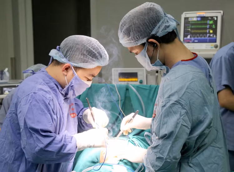 Các bác sĩ Khoa Phẫu thuật ung bướu tiến hành phẫu thuật lấy khối u ra khỏi cơ thể người bệnh. Ảnh BVCC