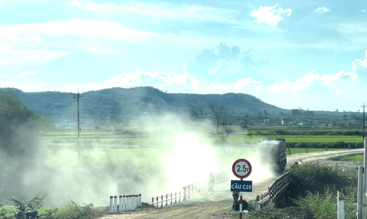 Cây cầu có biển báo 2,5 tấn nhưng xe hàng chục tấn vô tư đi qua.