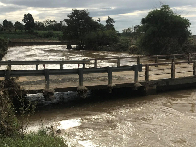 Cây cầu được xây dựng hàng chục năm trước nhưng xe hàng chục tấn vẫn lưu thông. Ảnh chụp tháng 12/2021.