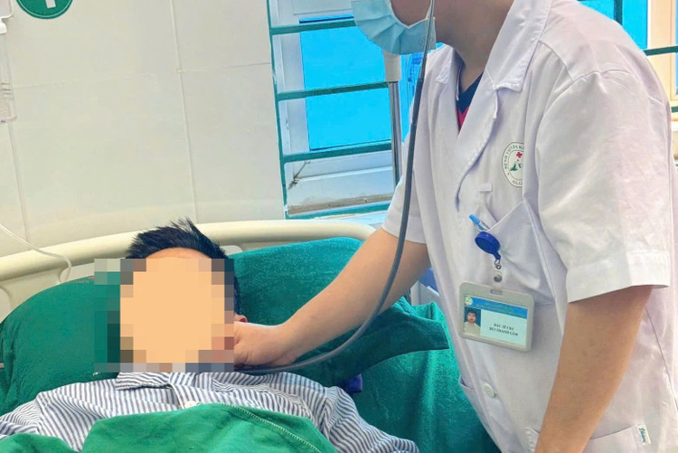 Bác sĩ thăm khám cho bệnh nhân bị con culi cắn. Ảnh: BVĐK tỉnh Hà Giang