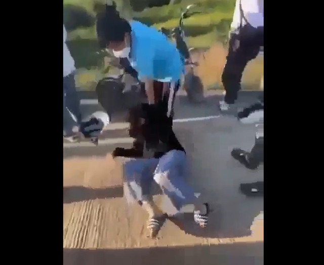 Nhóm nữ sinh dùng mũ bảo hiểm đánh bạn phải nhập viện. (Ảnh cắt từ clip)