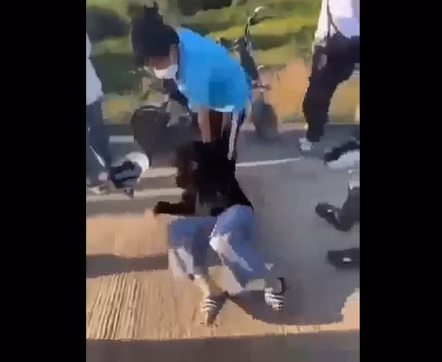 Nhóm nữ sinh dùng mũ bảo hiểm đánh bạn phải nhập viện. (Ảnh cắt từ clip)