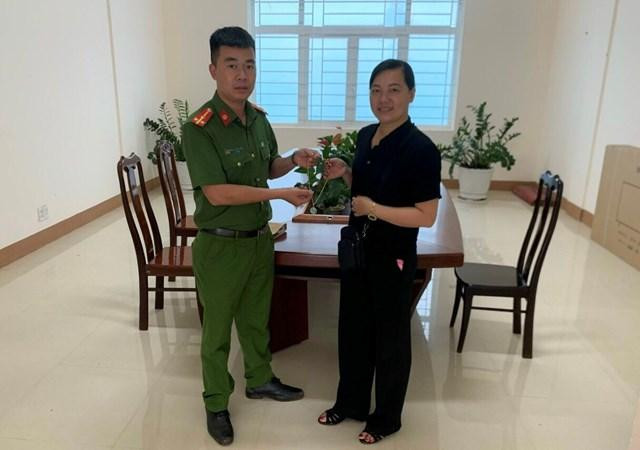 Công an thành phố Gia Nghĩa trao trả tài sản cho chị Vũ Thị Thắm.