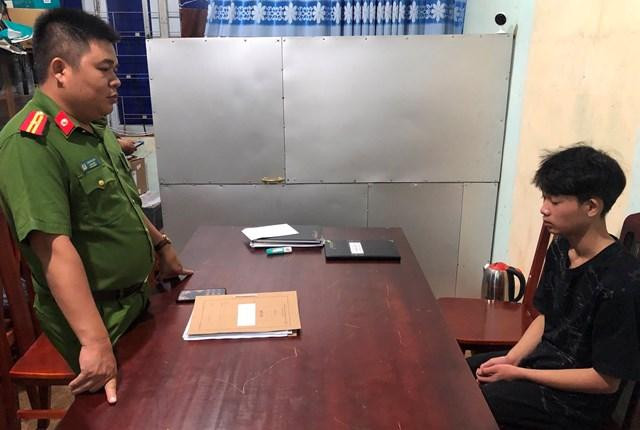 Công an thành phố Gia Nghĩa làm việc với các đối tượng.
