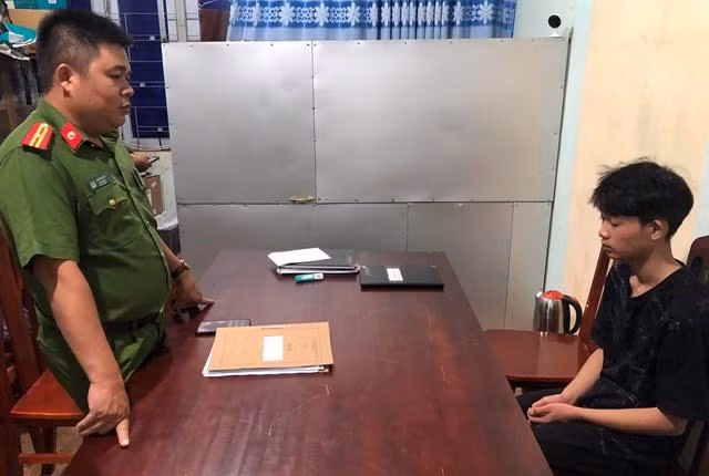 Công an thành phố Gia Nghĩa làm việc với các đối tượng.