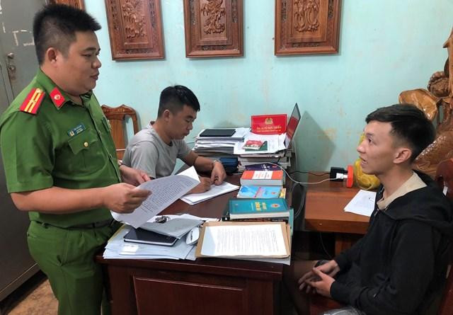 Công an thành phố Gia Nghĩa lấy lời khai đối tượng.