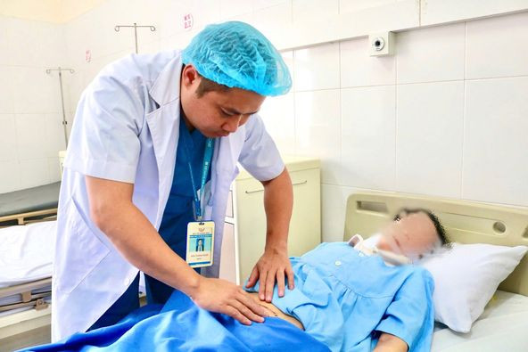 Bác sĩ thăm khám cho bệnh nhân. Ảnh: BVCC