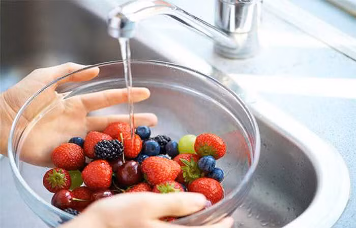 Mẹo 'khử' thuốc trừ sâu trên trái cây, rau củ. Ảnh minh họa