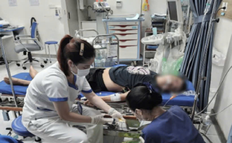 Nam bệnh nhân nhập viện cấp cứu vì ngộ độc củ ấu tàu. Ảnh BVCC