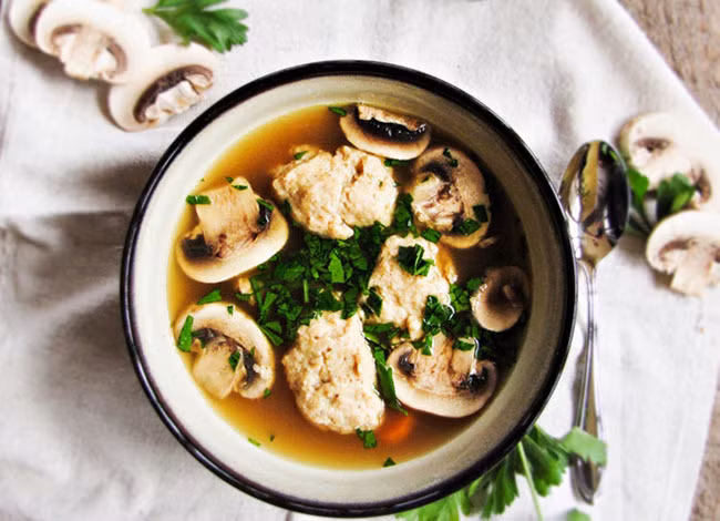 Đẩy lùi lão hóa: Ploysaccharide là một chất chống oxy hóa có nhiều trong nấm mỡ trắng, có công dụng rất tốt trong việc phục hồi và cải thiện các dấu hiệu lão hóa trên làn da. Thêm loại nấm này vào chế độ ăn uống hàng ngày sẽ giúp bạn đẩy lùi lão hóa và duy trì được sự trẻ trung. Ảnh Internet