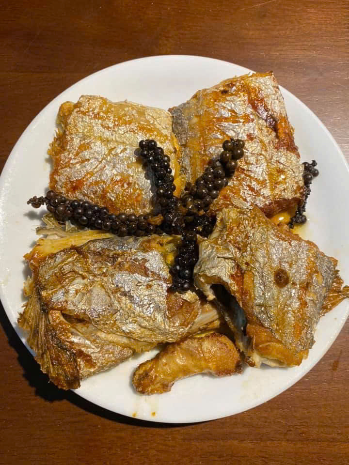 Hỗ trợ làm đẹp da: Cá hố chứa nhiều khoáng chất và vitamin A, E, đây là những chất dinh dưỡng tuyệt vời trong việc duy trì sự trẻ hóa và làm đẹp da cho chị em phụ nữ. Các thành phần này đóng vai trò quan trọng trong việc cung cấp độ ẩm cho da, giúp da săn chắc, căng bóng và mịn màng. Ngoài ra, chúng còn giúp giảm thiểu quá trình lão hóa, làm mờ tàn nhang và đồng thời cải thiện sắc tố da, giúp da trở nên sáng đều màu.