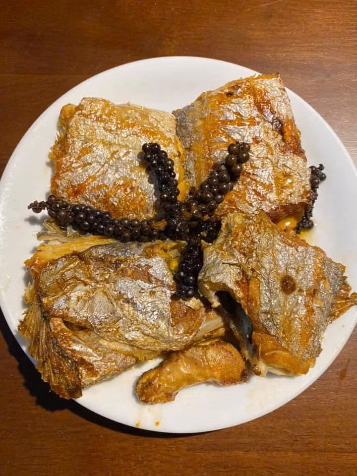 Hỗ trợ làm đẹp da: Cá hố chứa nhiều khoáng chất và vitamin A, E, đây là những chất dinh dưỡng tuyệt vời trong việc duy trì sự trẻ hóa và làm đẹp da cho chị em phụ nữ. Các thành phần này đóng vai trò quan trọng trong việc cung cấp độ ẩm cho da, giúp da săn chắc, căng bóng và mịn màng. Ngoài ra, chúng còn giúp giảm thiểu quá trình lão hóa, làm mờ tàn nhang và đồng thời cải thiện sắc tố da, giúp da trở nên sáng đều màu.