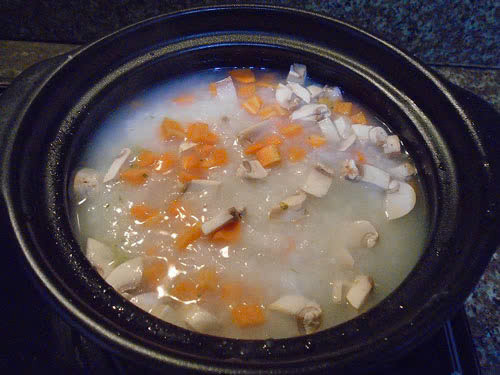 Cải thiện sức khỏe đường ruột: Nấm mỡ giúp tăng hệ vi sinh tốt trong ruột và giảm vi khuẩn xấu trong đường tiêu hóa. Hơn nữa, loại nấm này còn bảo vệ bạn khỏi các tổn thương đường tiêu hóa do nhiệt vì nhờ có chứa selen. Đây là một hợp chất có hoạt tính sinh học và có thể giúp bạn giảm nhẹ tình trạng rò rỉ đường ruột, tổn thương biểu mô và lớp bảo vệ do stress oxy hóa. Các nghiên cứu cho thấy nấm có thể có lợi hơn thịt vì có tác dụng nhuận tràng và cải thiện sức khỏe đường ruột. Ảnh Internet