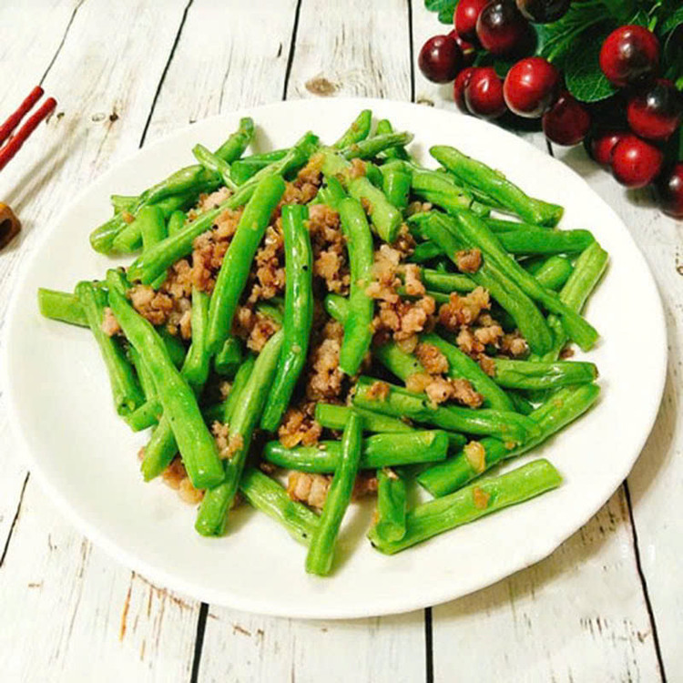 Tốt cho sức khỏe xương: Đậu đũa không chỉ cung cấp nguồn canxi dồi dào (100g đậu đũa chứa khoảng 47mg canxi), mà còn chứa vitamin K là &quot;chìa khóa vàng&quot; giúp xương chắc khỏe. Sự kết hợp hoàn hảo này giúp tối ưu hóa quá trình hấp thụ canxi, kích thích hình thành xương, phòng ngừa loãng xương và các bệnh lý về xương khớp. Bên cạnh đó, đậu đũa còn chứa các khoáng chất quan trọng khác như magie, kali, phốt pho, vitamin B6... góp phần nuôi dưỡng hệ xương chắc khỏe từ bên trong. Ảnh Internet