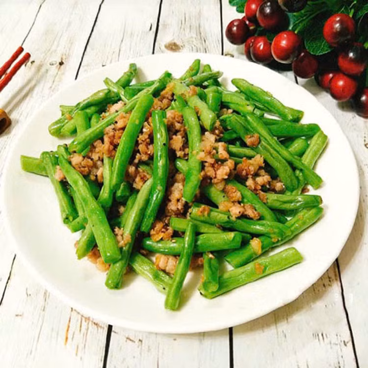 Tốt cho sức khỏe xương: Đậu đũa không chỉ cung cấp nguồn canxi dồi dào (100g đậu đũa chứa khoảng 47mg canxi), mà còn chứa vitamin K là "chìa khóa vàng" giúp xương chắc khỏe. Sự kết hợp hoàn hảo này giúp tối ưu hóa quá trình hấp thụ canxi, kích thích hình thành xương, phòng ngừa loãng xương và các bệnh lý về xương khớp. Bên cạnh đó, đậu đũa còn chứa các khoáng chất quan trọng khác như magie, kali, phốt pho, vitamin B6... góp phần nuôi dưỡng hệ xương chắc khỏe từ bên trong. Ảnh Internet