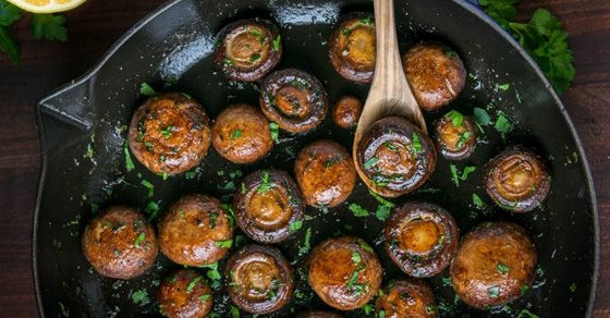 Tốt cho gan: Loại nấm này có thể giúp bạn bảo vệ gan rất tốt bởi chúng chứa nhiều các hoạt chất có lợi cho gan. β-glucan và protein trong nấm mỡ trắng có thể ngăn ngừa chứng gan nhiễm mỡ. Việc ăn nấm mỡ thường xuyên cũng giúp giảm trọng lượng gan và cải thiện các tổn thương ở gan hiệu quả.