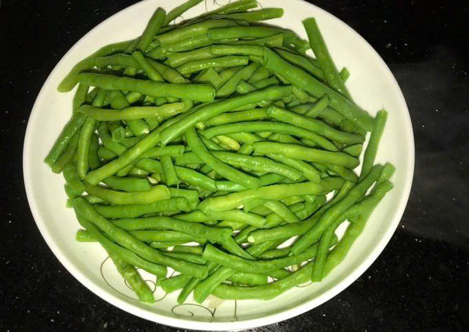 Hỗ trợ giảm cân: Nếu đang bị thừa cân, béo phì, bạn nên bổ sung đậu đũa vào trong chế độ ăn để kiểm soát cân nặng tốt. Thực phẩm này chứa lượng chất béo khá thấp trong khi hàm lượng chất xơ phong phú. Cứ trong 100g đậu đũa thì lượng chất béo có 0,4g, trong khi lượng chất xơ lại nhiều hơn gấp 5 lần. Chất xơ có tác dụng đẩy nhanh quá trình trao đổi chất béo, ngăn chặn tình trạng tích tụ của các mô mỡ. Ảnh Internet