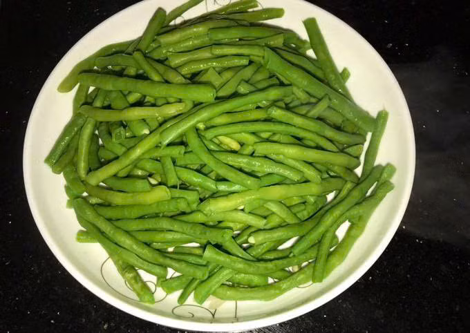 Hỗ trợ giảm cân: Nếu đang bị thừa cân, béo phì, bạn nên bổ sung đậu đũa vào trong chế độ ăn để kiểm soát cân nặng tốt. Thực phẩm này chứa lượng chất béo khá thấp trong khi hàm lượng chất xơ phong phú. Cứ trong 100g đậu đũa thì lượng chất béo có 0,4g, trong khi lượng chất xơ lại nhiều hơn gấp 5 lần. Chất xơ có tác dụng đẩy nhanh quá trình trao đổi chất béo, ngăn chặn tình trạng tích tụ của các mô mỡ. Ảnh Internet