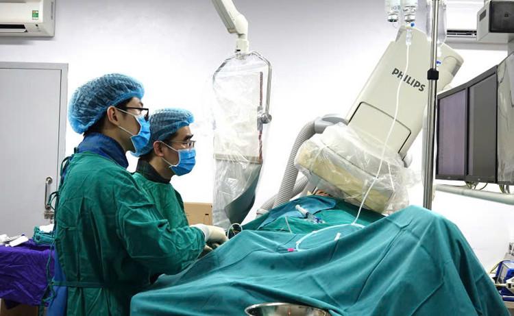 Ths.BS Đinh Danh Trình, Phó khoa Tim mạch, cùng ê kíp đang tiến hành can thiệp đặt stent cho bệnh nhân.. Ảnh BVCC