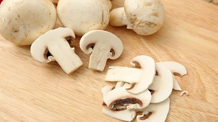 Tăng cường sức khoẻ tim mạch: Hàm lượng ergothioneine và beta glucan trong nấm mỡ có thể giúp giảm nguy cơ liên quan đến sức khoẻ tim mạch như căng thẳng oxy hóa, viêm nhiễm, hàm lượng cholesterol và chất béo trung tính cao. Beta glucan là một loại chất xơ hòa tan, có tác dụng làm giảm mức cholesterol trong máu thông qua khả năng tạo thành chất giống như gel khi tiêu hóa. Sau đó, nó giữ lại chất béo trung tính và cholesterol, ngăn chặn sự hấp thụ của chúng. Ảnh Internet