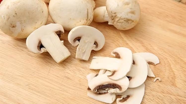 Tăng cường sức khoẻ tim mạch: Hàm lượng ergothioneine và beta glucan trong nấm mỡ có thể giúp giảm nguy cơ liên quan đến sức khoẻ tim mạch như căng thẳng oxy hóa, viêm nhiễm, hàm lượng cholesterol và chất béo trung tính cao. Beta glucan là một loại chất xơ hòa tan, có tác dụng làm giảm mức cholesterol trong máu thông qua khả năng tạo thành chất giống như gel khi tiêu hóa. Sau đó, nó giữ lại chất béo trung tính và cholesterol, ngăn chặn sự hấp thụ của chúng. Ảnh Internet