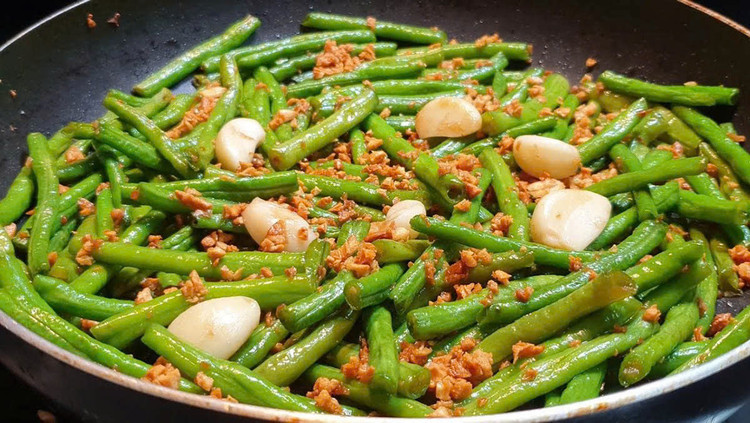 Tốt cho tim mạch: Đậu đũa được ví như &quot;siêu thực phẩm&quot; cho trái tim khỏe mạnh nhờ giàu chất xơ hòa tan, giúp giảm cholesterol xấu (LDL) và tăng cholesterol tốt (HDL), từ đó ngăn ngừa xơ vữa động mạch, giảm nguy cơ đột quỵ và nhồi máu cơ tim. Bên cạnh đó, đậu đũa còn chứa folate, một chất dinh dưỡng quan trọng giúp giảm homocysteine - &quot;kẻ thù thầm lặng&quot; của mạch máu. Hơn nữa, hàm lượng kali dồi dào trong đậu đũa còn giúp điều hòa huyết áp, giảm gánh nặng cho tim và ngăn ngừa đột quỵ hiệu quả. Ảnh Internet