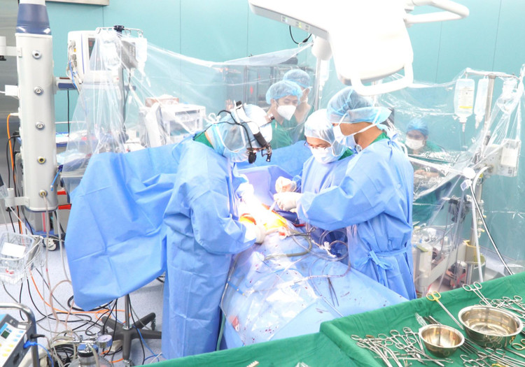 Ekip phẫu thuật tim bắc cầu động mạch chủ vành cho người bệnh. Ảnh BVCC