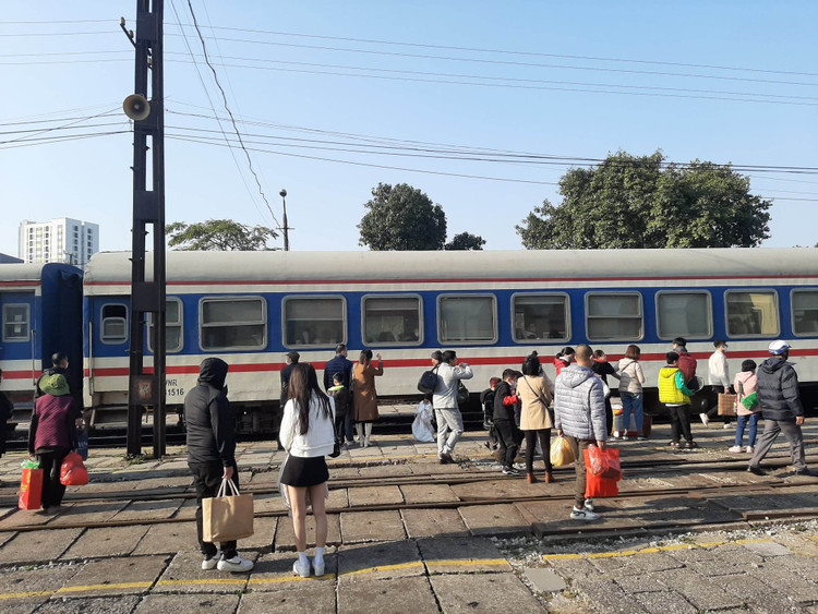 Ga tàu tấp nập, bến xe vắng vẻ ngày mùng 3 Tết ảnh 1