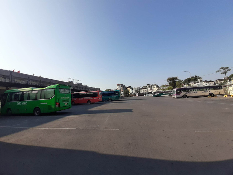 Ga tàu tấp nập, bến xe vắng vẻ ngày mùng 3 Tết ảnh 5