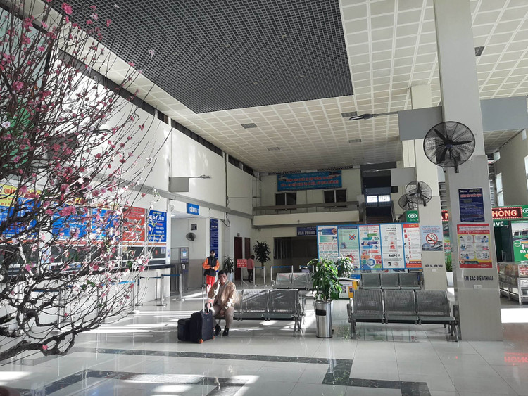Ga tàu tấp nập, bến xe vắng vẻ ngày mùng 3 Tết ảnh 4